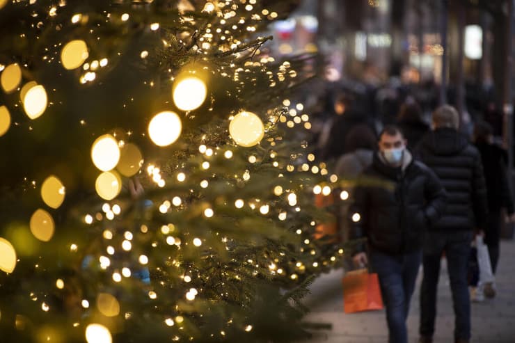 עם מסכה נגד קורונה ב מינכן גרמניה עץ חג המולד