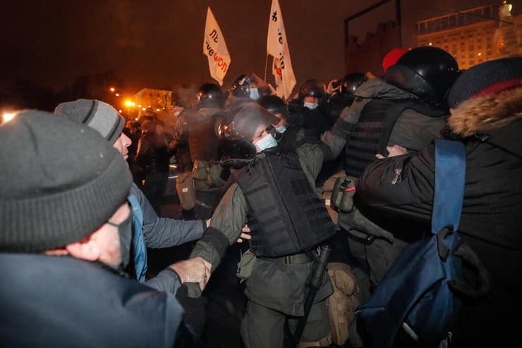 עימותים הפגנה ב קייב אוקראינה  נגד סגר הגבלות קורונה