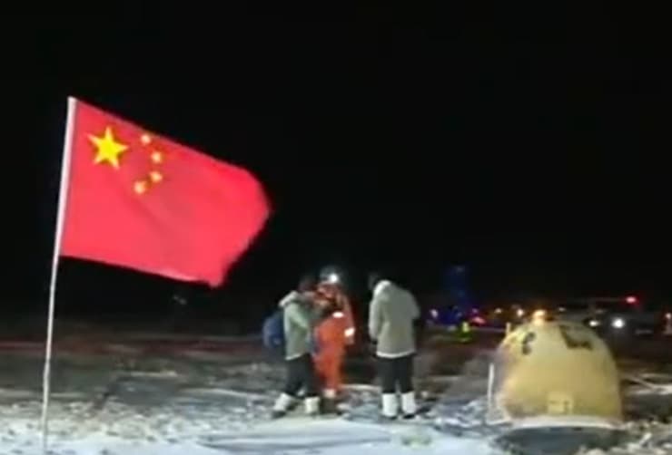דגל סין ליד הקפסולה, שחזרה מהירח