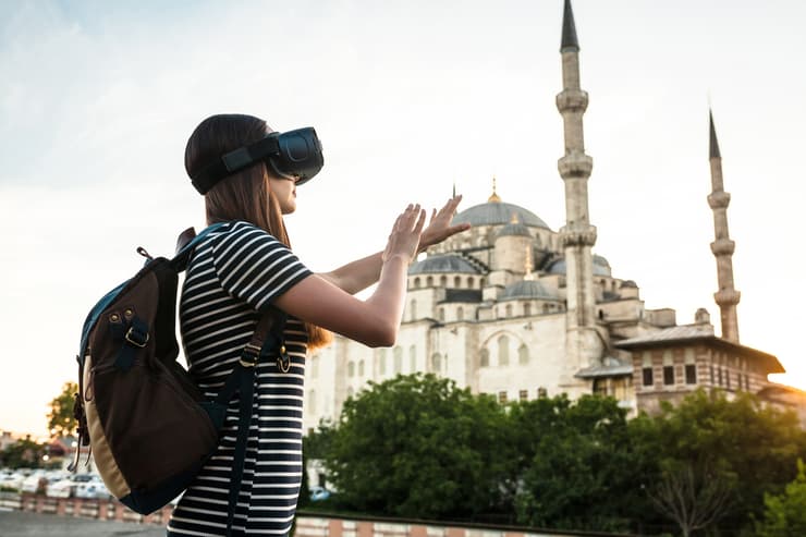 תיירת עם משקפי מציאות מדומה