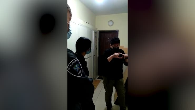 שוטרים הגיעו לשפי פז ומעכבים אותה לחקירה בעקבות הפריצה לגן לילדים זרים בדרום תל אביב
