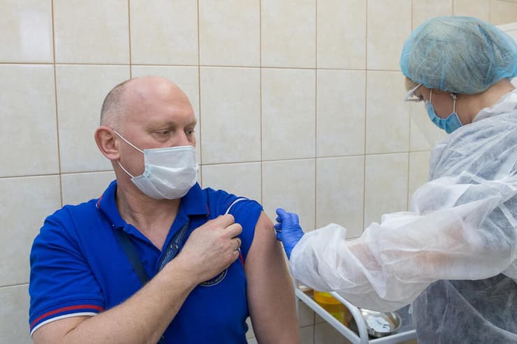 אולג ארטמייב אסטרונאוט רוסי מתחסן מקבל חיסון חיסונים נגיף קורונה סטאר סיטי רוסיה