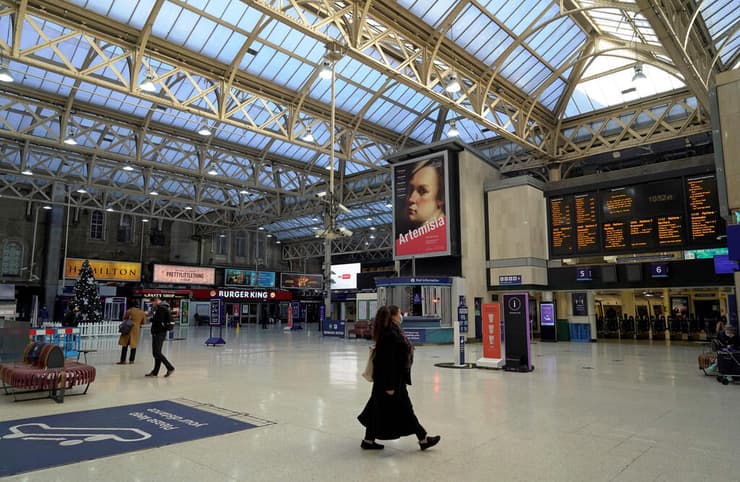 נגיף קורונה תחנת רכבת לונדון אנגליה אחרי הכרזה על הגבלות סגר