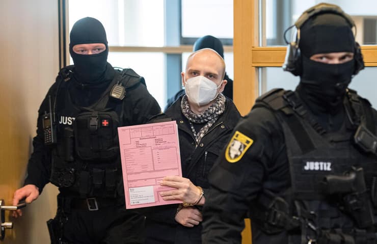 שטפן באלייט רוצח מחבל אנטישמי שניסה לבצע טבח ב בית כנסת בגרמניה  דיון בבית משפט בעיר מגדבורג