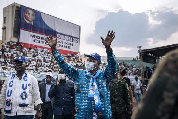 חיילים מאבטחים את נשיא הרפובליקה של מרכז אפריקה פוסטן ארקנז' טואדרה עצרת בחירות 