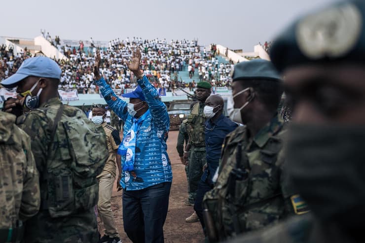 חיילים מאבטחים את נשיא הרפובליקה של מרכז אפריקה פוסטן ארקנז' טואדרה עצרת בחירות 
