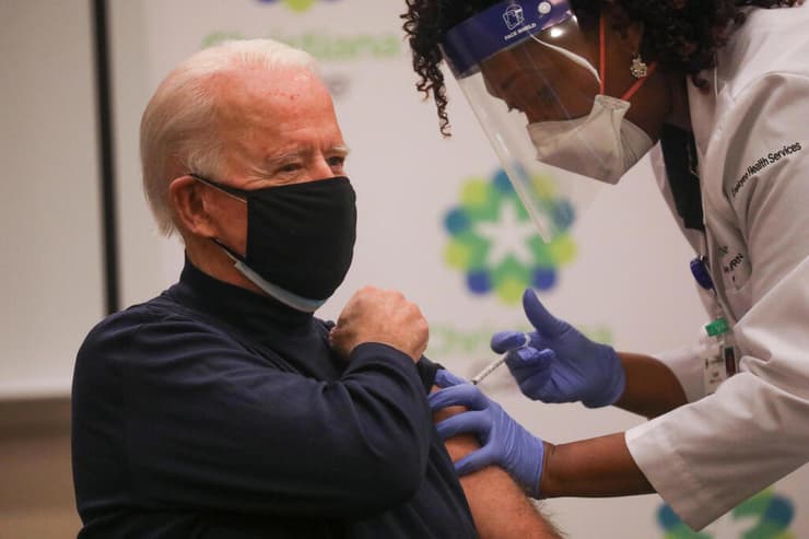 ג'ו ביידן מקבל את החיסון