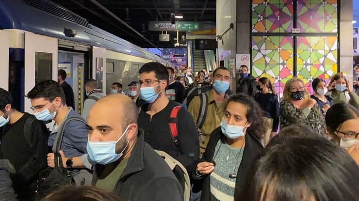 עומסים כבדים בתחנות רכבת ישראל בתל אביב