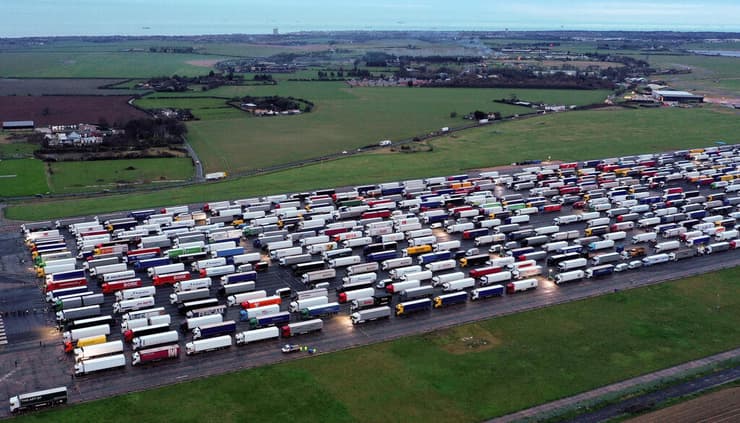 משאיות חונות בנמל תעופה שנסגר ליד נמל דובר אנגליה בריטניה הגבול מצרפת נסגר מוטציה קורונה