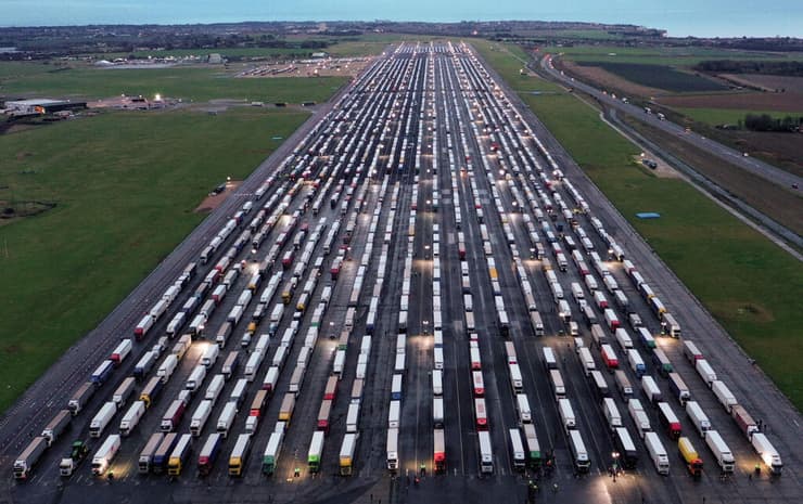 משאיות חונות בנמל תעופה שנסגר ליד נמל דובר אנגליה בריטניה הגבול מצרפת נסגר מוטציה קורונה