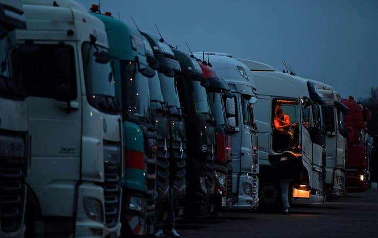 נהגי משאית בכביש המהיר לנמל דובר אנגליה בריטניה הגבול מצרפת נסגר מוטציה קורונה