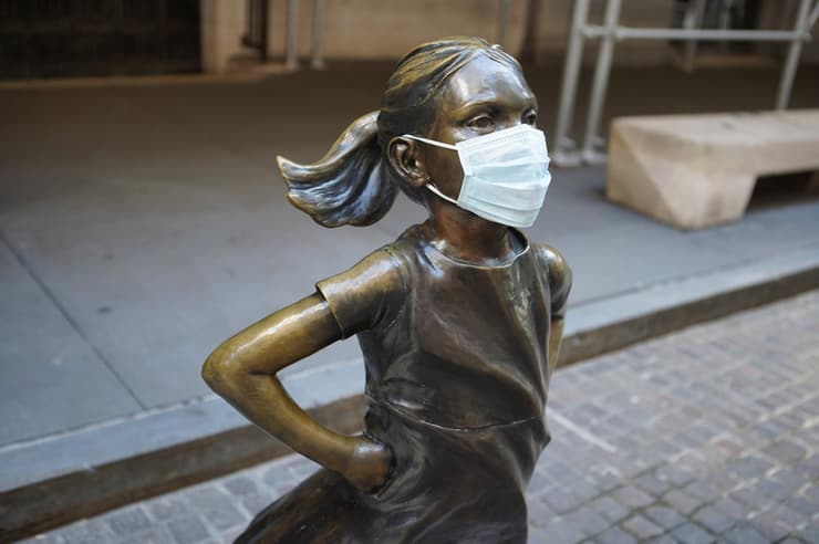 פסל "הילדה חסרת הפחד" בניו יורק