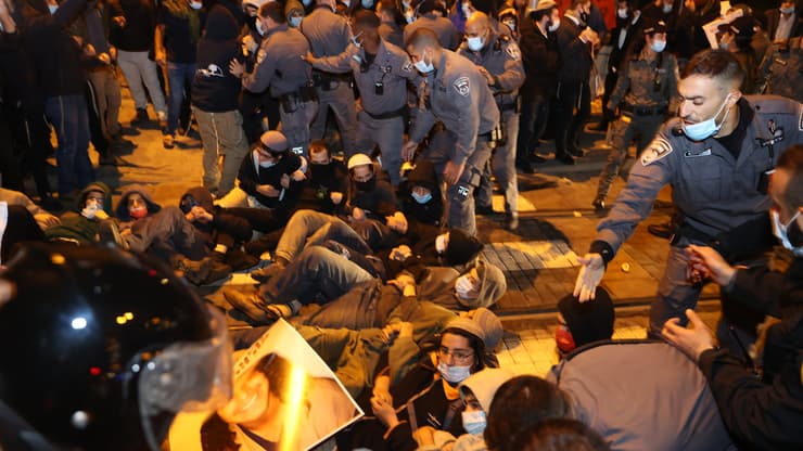 הפגנה מול המטה הארצי של המשטרה בעקבות מותו של אהוביה סנדק  במהלך מרדף משטרתי