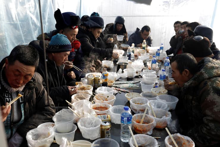 פועלים אוכלים צהריים לקראת פתיחת פסטיבל הקרח חרבין סין