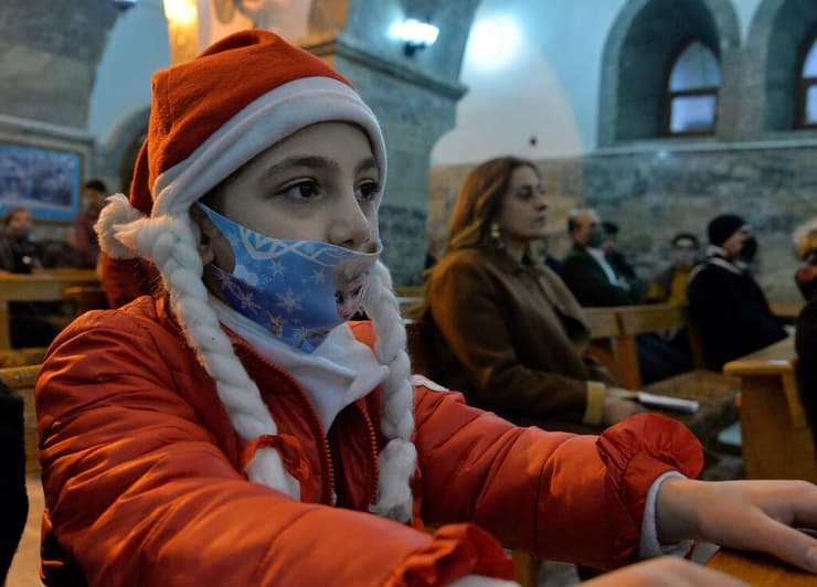 ילדה תחפושת סנטה קלאוס במחוז נינוה בצפון עיראק חג המולד