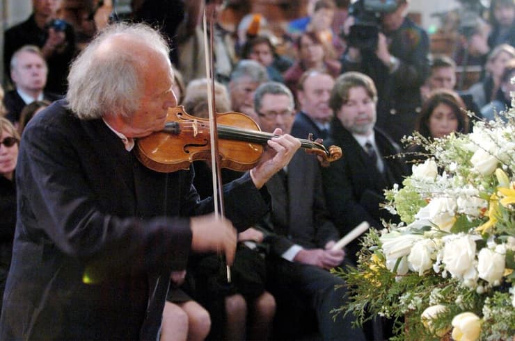 עברי גיטליס מנגן בהלוויה של השחקן פיטר יוסטינוב, בשוויץ, 2004