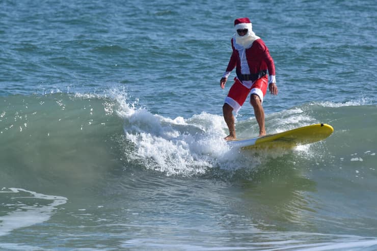 גולש ב תחפושת סנטה קלאוס ב פלורידה ארה"ב חג המולד