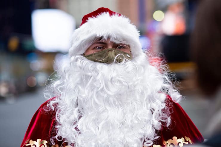 אדם ב תחפושת סנטה קלאוס ו מסכה נגד קורונה ב ניו יורק ארה"ב חג המולד