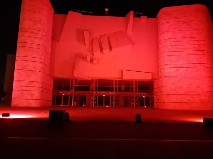 תיאטרון ירושלים מואר באדום