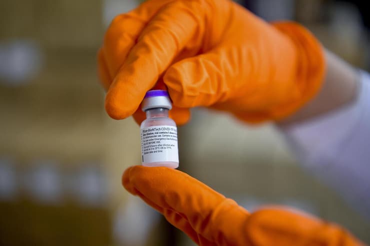 קורונה מבצע חיסונים האיחוד האירופי אירופה הונגריה סופרים בקבוקוני חיסונים ב דברצן