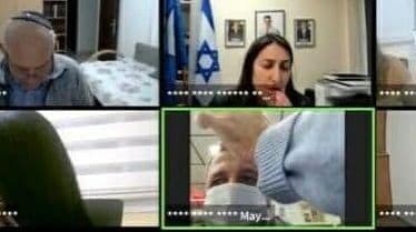  כרמל שאמה הכהן ראש עיריית רמת גן מסתפר באצמע ישיבת מועצת העיר ב זום 