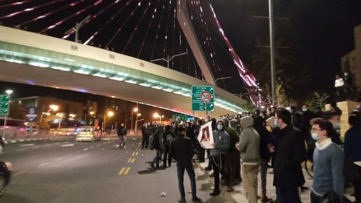 המפגינים חוסמים את צומת גשר המיתרים בירושלים