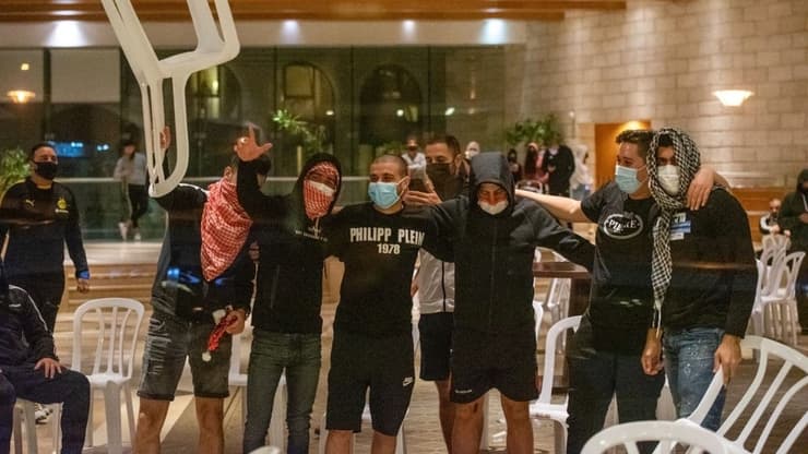 הפגנת המבודדים במלונית במלון גראנד קורט בירושלים