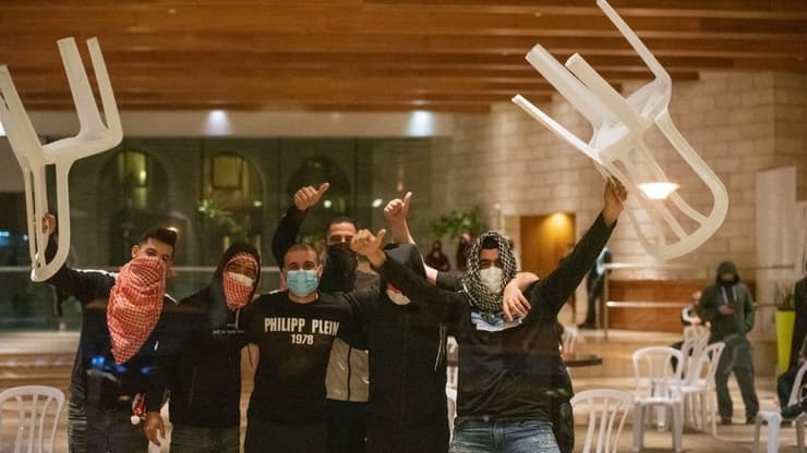 הפגנת המבודדים במלונית במלון גראנד קורט בירושלים