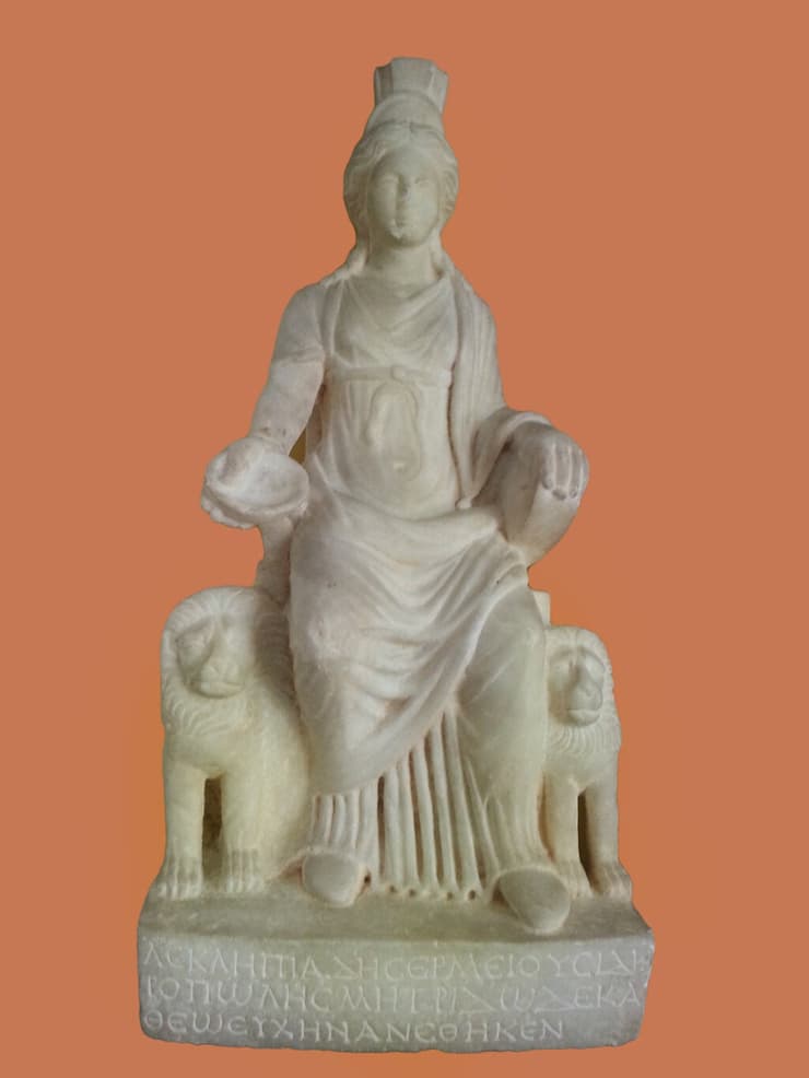 פסל של האלה האנטולית קִיבֶלֵה (Cybele) מהמאה השלישית לספירה