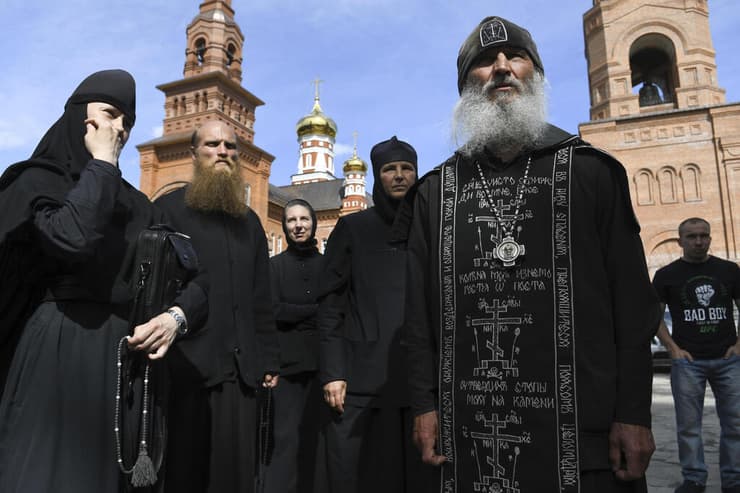 רוסיה עצרה את ה נזיר האב סרגיי מכחיש קורונה