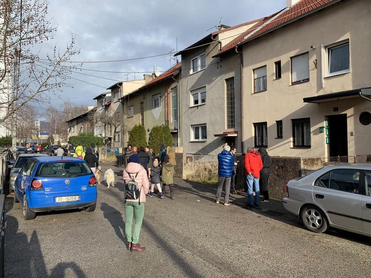 קרואטיה רעידת אדמה תושבים מחכים ברחוב ליד זאגרב בעקבות הרעש