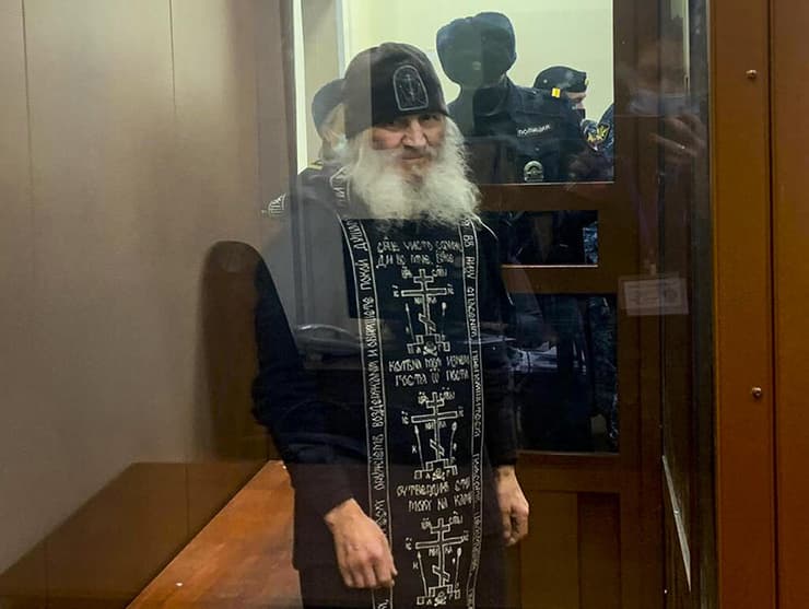 רוסיה עצרה את ה נזיר האב סרגיי מכחיש קורונה