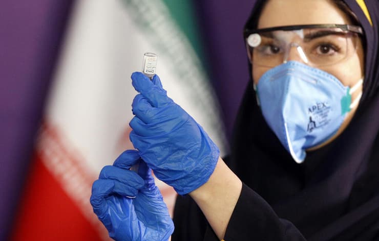 קורונה איראן עובדת בריאות מציגה מנה של חיסון שפיתחה איראן לקורונה עכשיו מתחילים לנסות על בני אדם
