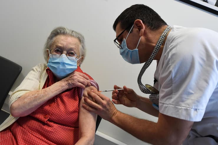 צרפת מחסנת קשישים חיסון קורונה בית אבות
