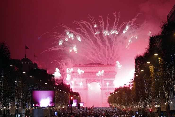 קורונה חגיגות שנה חדשה ב פריז צרפת ארכיון
