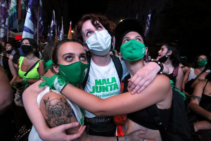 ארגנטינה בואנוס איירס מפגינות למען אישור החוק המתיר הפלות 