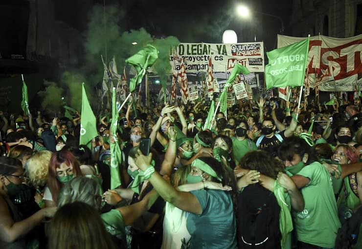 ארגנטינה בואנוס איירס חגיגות אחרי אישור החוק המתיר הפלות