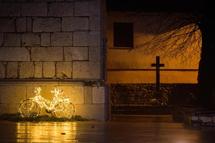 סלובניה סלובנים מקשטים אופניים לכבוד חג המולד ולרגל כניסת השנה החדשה
