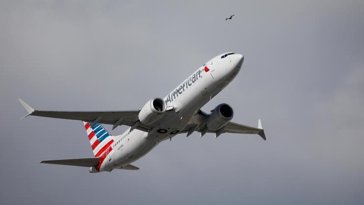 בואינג 737 MAX של אמריקן איירליינס ממריא בטיסה מסחרית לאחר קרקוע של 20 חודשים