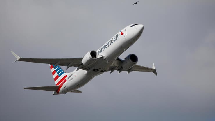 בואינג 737 MAX של אמריקן איירליינס ממריא בטיסה מסחרית לאחר קרקוע של 20 חודשים