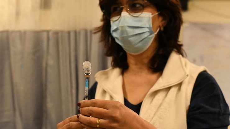 מבצע חיסונים של מורים מראשון לציון בבית החולים אסף הרופא