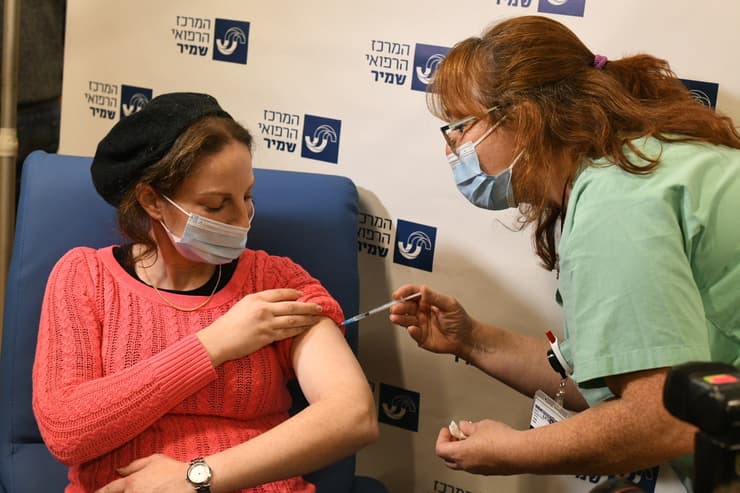 מבצע חיסונים של מורים מראשון לציון בבית החולים אסף הרופא