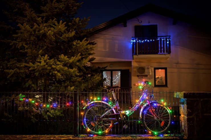 סלובניה סלובנים מקשטים אופניים לכבוד חג המולד ולרגל כניסת השנה החדשה