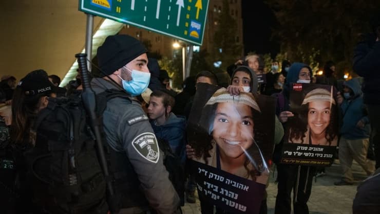 הפגנה על מות הצעיר אהוביה סנדק ז"ל בגשר המיתרים בירושלים