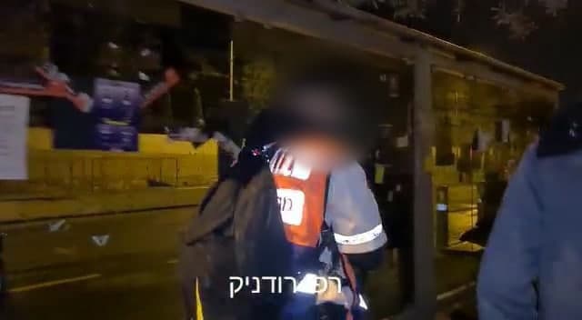 תיעוד חריג:  בלש מחופש לאיש מד"א בהפגנה בירושלים