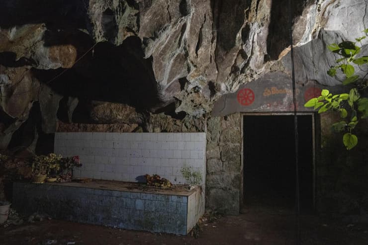 מקדש בודיהסטי ב מערה עטלף עטלפים ב סין מחוז יונאן חקר מקור ה קורונה 