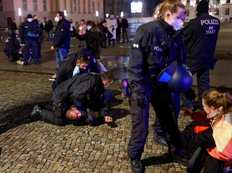עימותים בין שוטרים לחוגגים ליד שער ברנדנבורג, ברלין