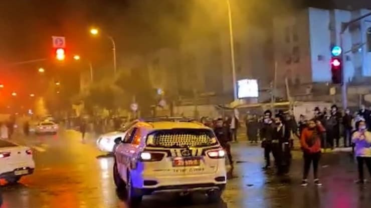 חרדים השחיתו ניידת משטרה בהפגנות בירושלים על מותו של אהוביה סנדק