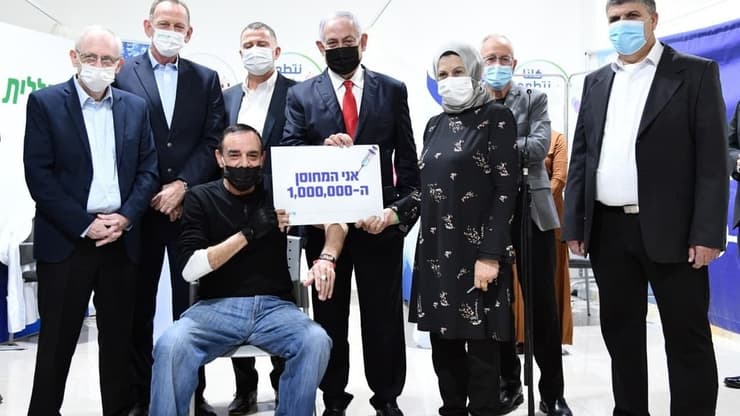 נתניהו עם המתחסנים. "מסתיר מידע" (צילום: חיים צח, לע"מ) יולי אדלשטיין ובנימין נתניהו במתחם החיסונים באום אל פחם