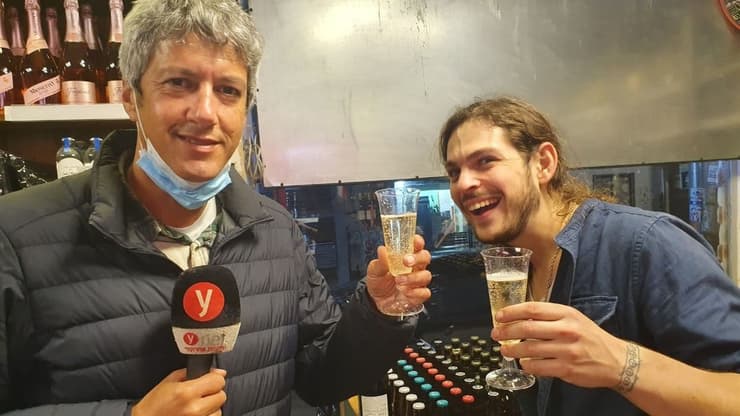 "היה לנו יום מטורף". צליל כשר מקבל את השנה החדשה עם כתבנו אסף קמר ( צילום: ליהי קרופניק) צליל כשר